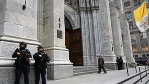 Polic&iacute;as resguardan la catedral de Nueva York luego de la detenci&oacute;n de un hombre que ingres&oacute; a esta la noche del mi&eacute;rcoles. Foto: AFP