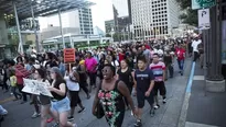 Estadounidenses protestan en Dallas por la muerte de dos negros a manos de la Policía. Foto: AFP.