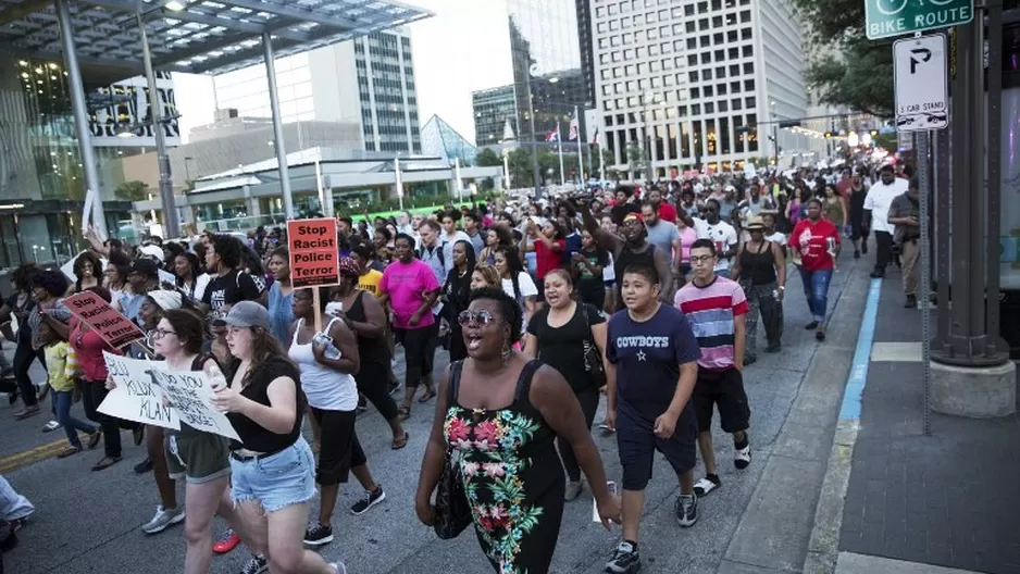 Estadounidenses protestan en Dallas por la muerte de dos negros a manos de la Policía. Foto: AFP.