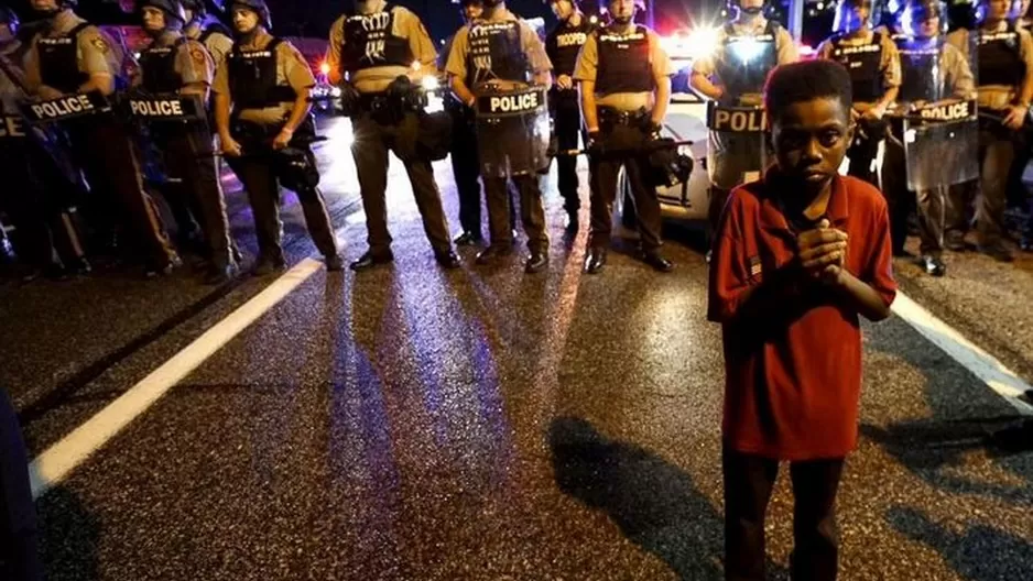 La autoridad del condado de St. Louis, Steve Stenger, dijo que la polic&iacute;a local hab&iacute;a activado la &quot;gesti&oacute;n de emergencia policial&quot;. (V&iacute;a: ABC)