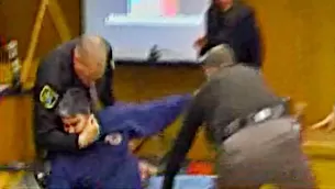 Padre de tres víctimas de Larry Nassar intentó atacarle. Video: Canal N