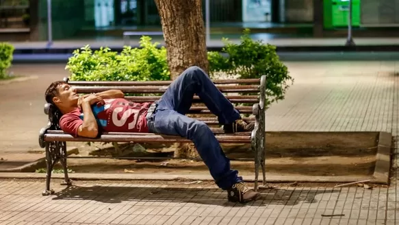 Un migrante venezolano durmiendo en una banca de Cúcuta, Colombia. Foto: AFP