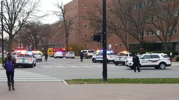 Despliegue policial en el extenso campus de la Universidad de Ohio. (Vía: Twitter) Despliegue policial en el extenso campus de la Universidad de Ohio. (Vía: Twitter)