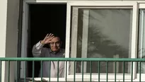 El expresidente Hosni Mubarak saluda a la gente desde su habitación en el hospital militar Maadi en El Cairo. (Vía: AFP)