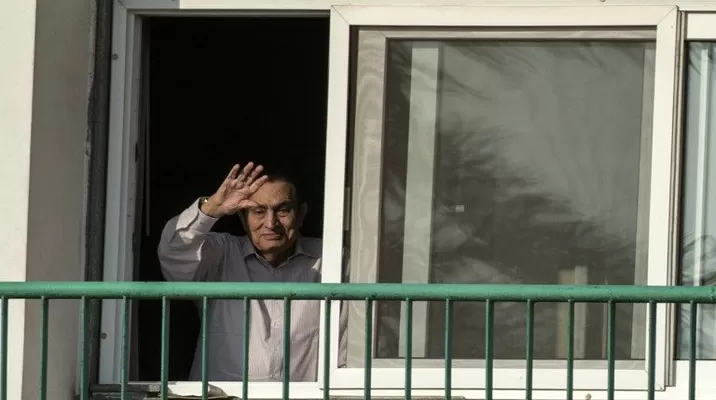 El expresidente Hosni Mubarak saluda a la gente desde su habitación en el hospital militar Maadi en El Cairo. (Vía: AFP) El expresidente Hosni Mubarak saluda a la gente desde su habitación en el hospital militar Maadi en El Cairo. (Vía: AFP)