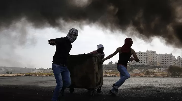 Jóvenes palestinos chocan contra fuerzas israelíes. (Vía: AFP) Jóvenes palestinos chocan contra fuerzas israelíes. (Vía: AFP)