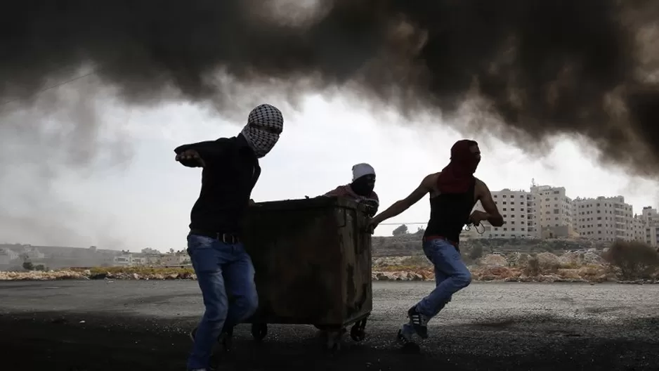 J&oacute;venes palestinos chocan contra fuerzas israel&iacute;es. (V&iacute;a: AFP)