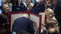 Expresidente Bill Clinton emite su voto junto a la candidata demócrata, Hillary Clinton. (Vía: AFP)