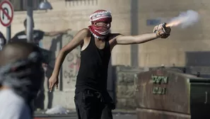 Un manifestante palestino ataca a la policía israelí durante un confrontamiento en el barrio de Shuafat después de que un adolescente fue secuestrado y asesinado en un aparente acto de venganza. (02/07/14) (Foto: AFP)