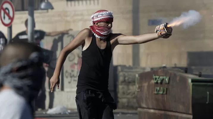 Un manifestante palestino ataca a la policía israelí durante un confrontamiento en el barrio de Shuafat después de que un adolescente fue secuestrado y asesinado en un aparente acto de venganza. (02/07/14) (Foto: AFP) Un manifestante palestino ataca a la policía israelí durante un confrontamiento en el barrio de Shuafat después de que un adolescente fue secuestrado y asesinado en un aparente acto de venganza. (02/07/14) (Foto: AFP)