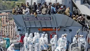 Un grupo de 545 inmigrantes rescatados este s&aacute;bado en las aguas del canal de Sicilia. (V&iacute;a: EFE)