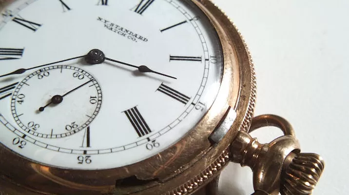 Especialistas dijeron que debemos reajustar nuestros relojes a fin de que indiquen la hora correcta Especialistas dijeron que debemos reajustar nuestros relojes a fin de que indiquen la hora correcta