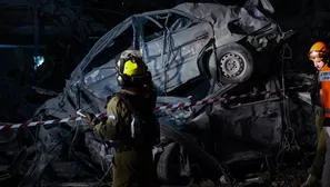 Fuerzas de seguridad de Israel inspeccionan una zona impactada por un misil iraní en Ramat Gan, a las afueras de Tel Aviv. Foto: AFP. Video: Canal N