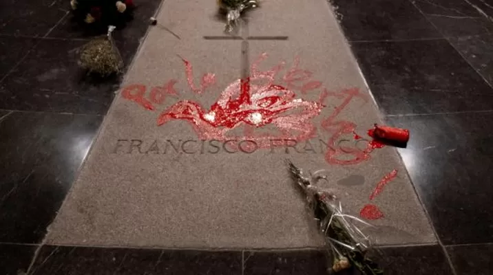 España: artista profana tumba del dictador Francisco Franco con pintura roja. (Foto: EFE) España: artista profana tumba del dictador Francisco Franco con pintura roja. (Foto: EFE)