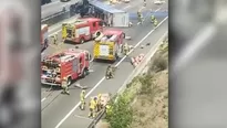 Tras lo sucedido, bomberos llegaron a la zona para sofocar un incendio que se declaró en la cabina de la unidad.