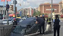 España: conductora confunde entrada de metro con estacionamiento y empotra su auto. Foto: EFE