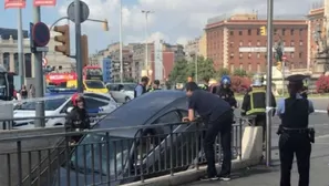 España: conductora confunde entrada de metro con estacionamiento y empotra su auto. Foto: EFE