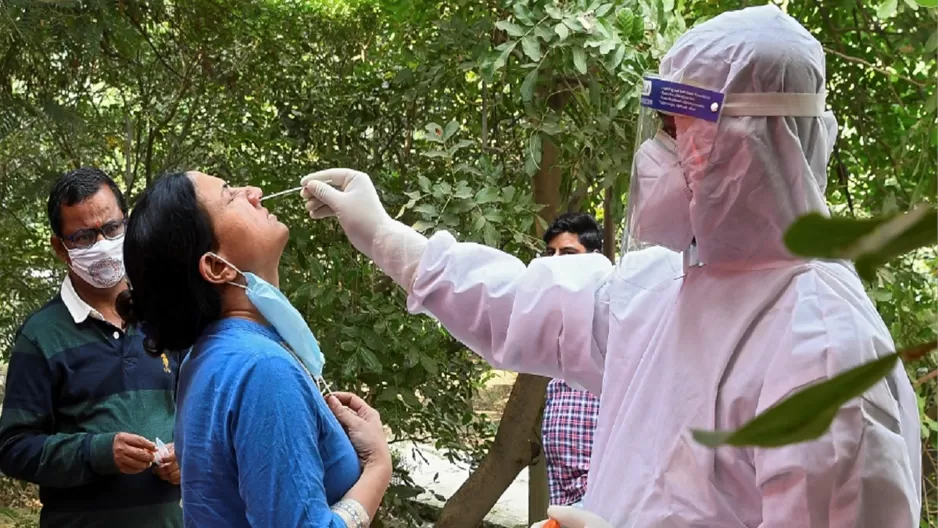 España exigirá desde el lunes PCR negativa a viajeros de 65 países de riesgo por coronavirus. Foto: AFP referencial