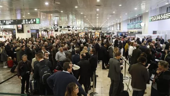 Espa&ntilde;a: alerta de bomba en estaciones de trenes fue causada por hebilla de correa. (Foto: EFE)