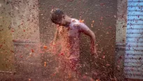 Juerguistas cubiertos de pulpa de tomate posan durante las festividad anual la &quot;Tomatina&quot; en la localidad de Bu&ntilde;ol, cerca de Valencia. (V&iacute;a: AFP)