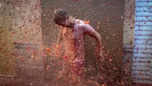 Juerguistas cubiertos de pulpa de tomate posan durante las festividad anual la &quot;Tomatina&quot; en la localidad de Bu&ntilde;ol, cerca de Valencia. (V&iacute;a: AFP)