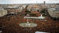 Miles se manifestaron contra el presidente Pedro Sánchez, a quien acusan de dialogar con los catalanes. (Foto: AFP/Video: AFP)