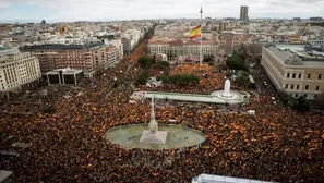 Miles se manifestaron contra el presidente Pedro Sánchez, a quien acusan de dialogar con los catalanes. (Foto: AFP/Video: AFP)