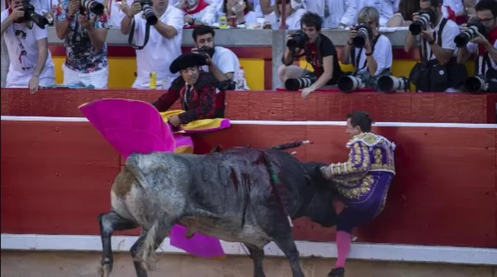 España: torero es corneado y sufre un "gravísimo cuadro" de fracturas costales. Foto: EFE España: torero es corneado y sufre un "gravísimo cuadro" de fracturas costales. Foto: EFE