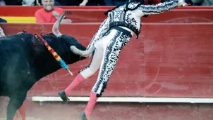 Veterano torero Enrique Ponce sufri&oacute; una herida en su brazo y tuvo una aparatosa ca&iacute;da. Foto: EFE