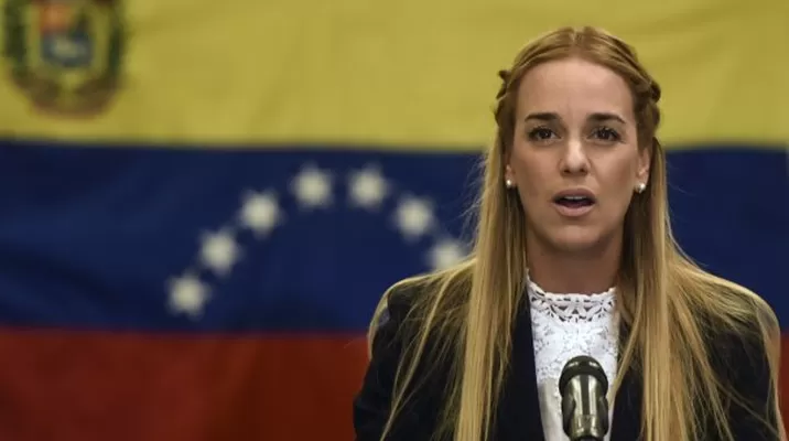 La esposa de Leopoldo López, Lilian Tintori, y su hija llegan a España. Foto: AFP La esposa de Leopoldo López, Lilian Tintori, y su hija llegan a España. Foto: AFP