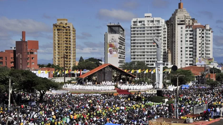 Papa Francisco oficia una misa en la plaza del Cristo Redentor en Santa Cruz, Bolivia. (V&iacute;a: AFP)