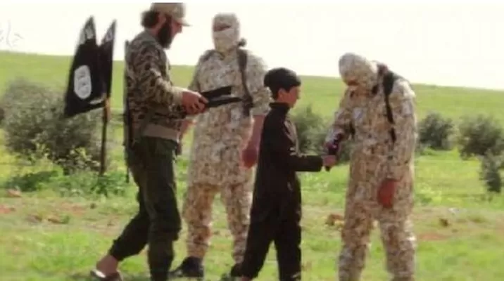 Estado Islámico: involucran a un niño en decapitación masiva Estado Islámico: involucran a un niño en decapitación masiva