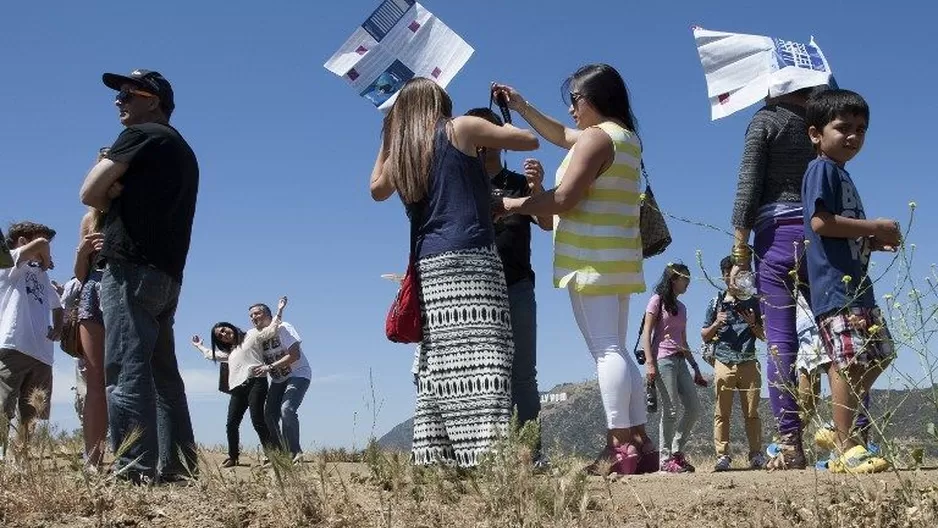 Turistas de California emplean mapas de Hollywood para protegerse del sol. (Vía: AFP)