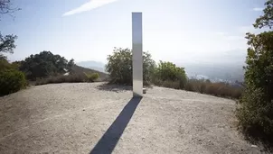 Estados Unidos: Aparece otro monolito metálico en la cima de una montaña de California. Foto: Atascadero News / Video: RT