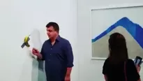 Artista llega a ver la obra de arte de la banana en el Art Basel Miami y se la come. Foto: Captura/Video: RT