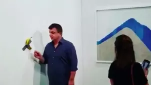 Artista llega a ver la obra de arte de la banana en el Art Basel Miami y se la come. Foto: Captura/Video: RT