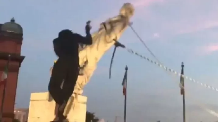 Estados Unidos: Derriban estatua de Cristóbal Colón y queman banderas en noche de protestas. Foto: Captura Estados Unidos: Derriban estatua de Cristóbal Colón y queman banderas en noche de protestas. Foto: Captura