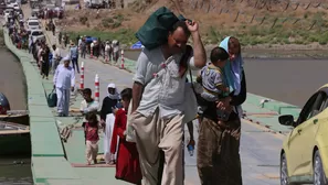 Miles de yazid&iacute;es evacuan la Monta&ntilde;a Sinjar gracias a la ayuda de rebeldes kurdos. (Foto: AFP)