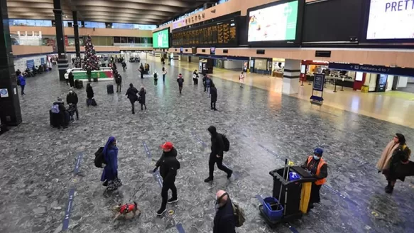 Estados Unidos exigirá a partir del lunes una prueba negativa de COVID-19 a quienes lleguen desde Reino Unido. Foto: EFE referencial