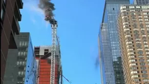 Varios pedazos de materiales cayeron sobre la zona donde pasaban automovilistas y ciclistas. / Video: Canal N