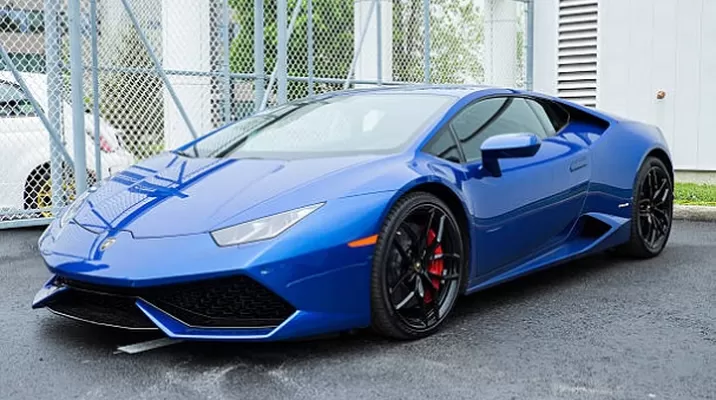 Hombre gasta fondos para ayudar a afectados por la COVID-19 en un Lamborghini. Foto: iStock / referencial Hombre gasta fondos para ayudar a afectados por la COVID-19 en un Lamborghini. Foto: iStock / referencial