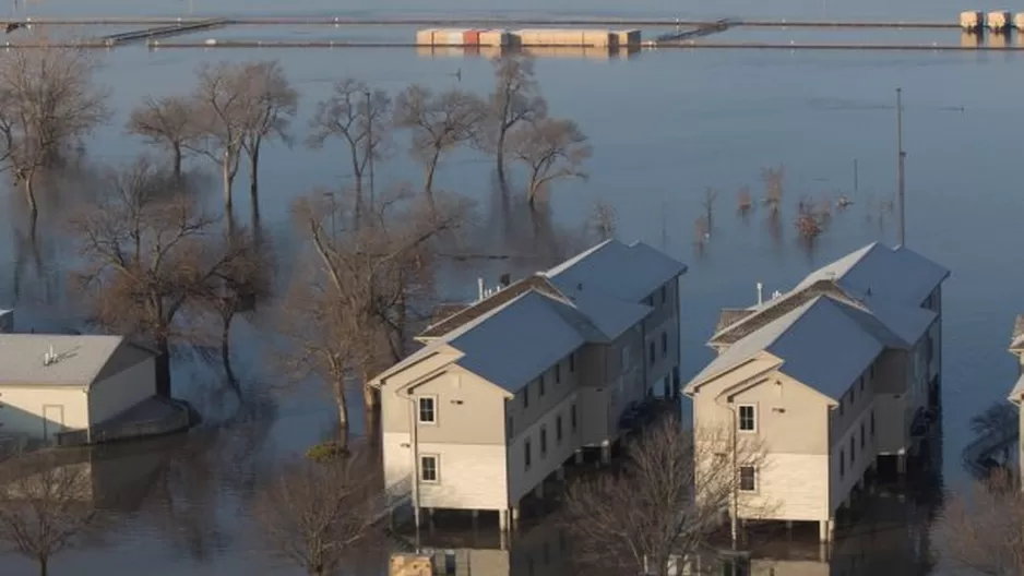 Las inundaciones, que se sintieron particularmente en las zonas rurales de Nebraska y Iowa, fueron causadas por una tormenta severa la semana pasada y por un rápido derretimiento de la nieve. Foto: EFE