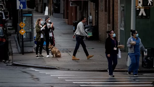 Nueva York contempla reabrir a principios de junio mientras bajan muertos por coronavirus