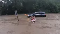 Estados Unidos: padre rescate a sus hijas de fuerte inundación. Foto: captura