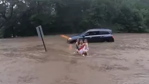 Estados Unidos: padre rescate a sus hijas de fuerte inundación. Foto: captura