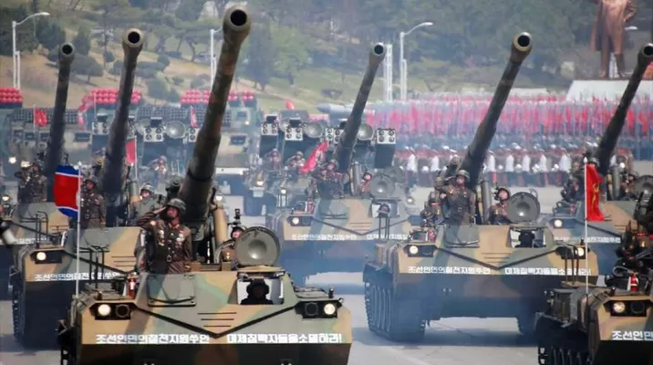 Tanques norcoreanos en desfile militar en Pyongyang. Foto: hispantv.com Tanques norcoreanos en desfile militar en Pyongyang. Foto: hispantv.com