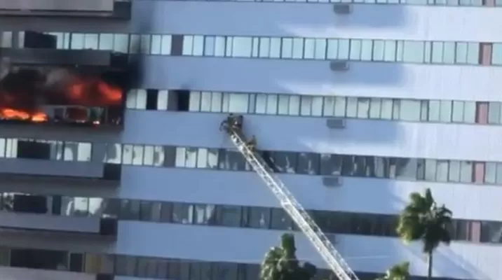 EE. UU.: Ocho heridos tras incendio en edificio en Los Ángeles. Foto: Canal 44 EE. UU.: Ocho heridos tras incendio en edificio en Los Ángeles. Foto: Canal 44