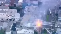 Incendio se habría originado, aparentemente, por la explosión de una fuga de gas y ocurre en edificio. (Foto y video: Canal N)