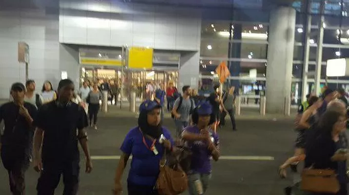 Foto: La Policía está evacuando la terminal 8 Foto: La Policía está evacuando la terminal 8