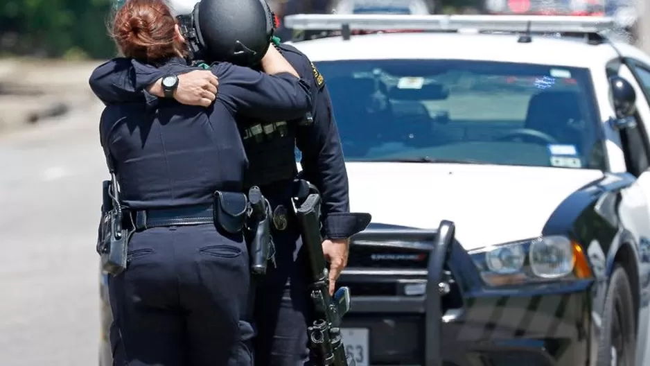 Policías de Dallas se confortan tras tiroteo en esa ciudad. Foto: Jae S. Lee/The Dallas Morning News